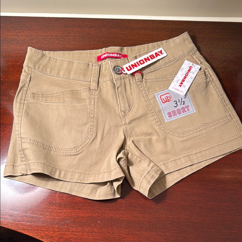 UNIONBAY Women's Khaki Cargo Shorts. Size 0